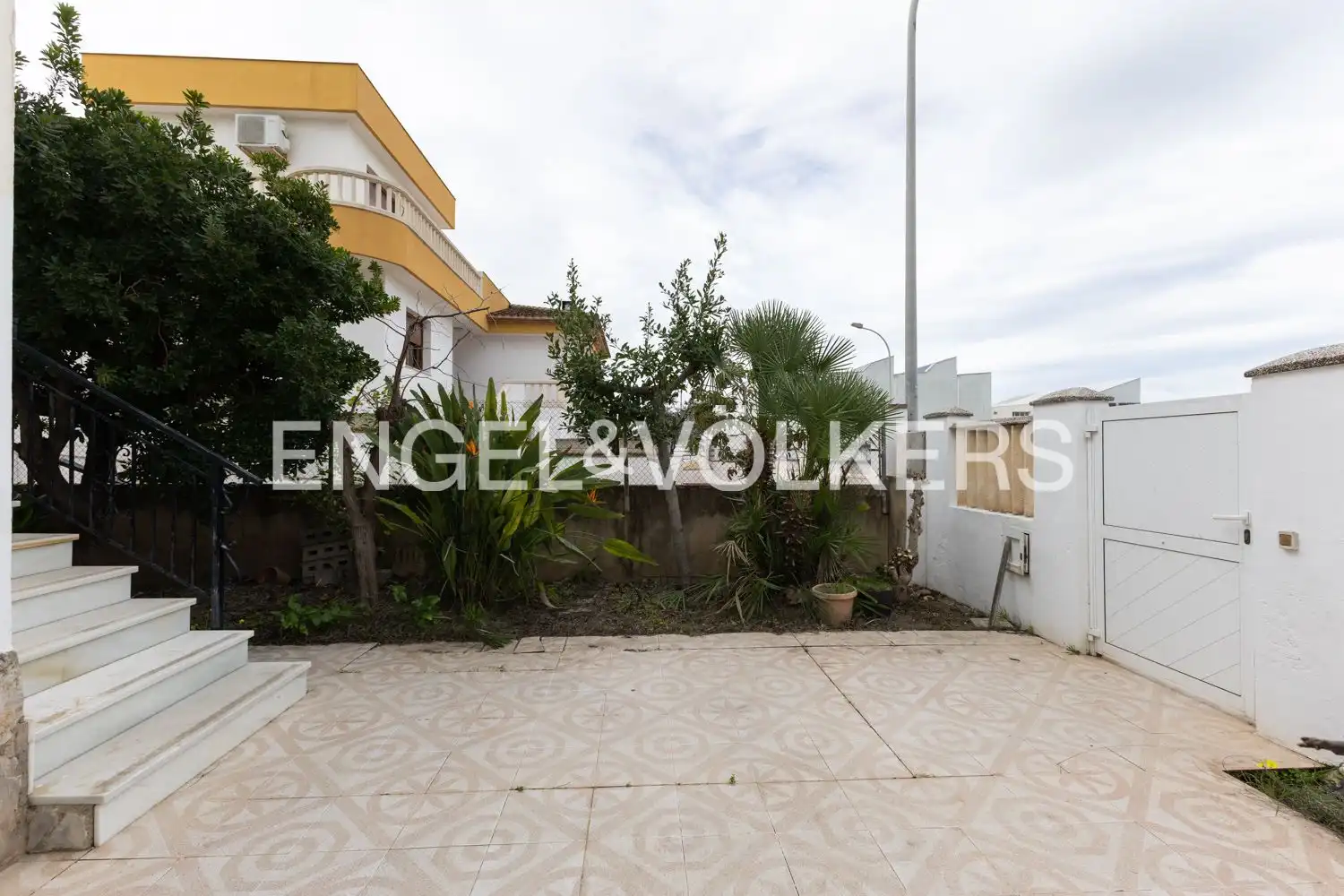 Vista exterior de Casa o xalet en venda en Oliva amb Calefacció, Jardí privat i Terrassa