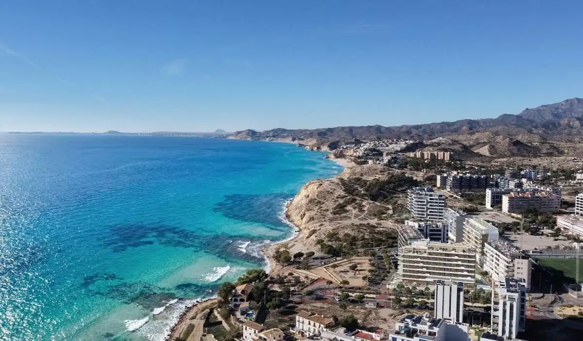 Vista exterior de Àtic en venda en Villajoyosa / La Vila Joiosa amb Aire condicionat, Jardí privat i Terrassa