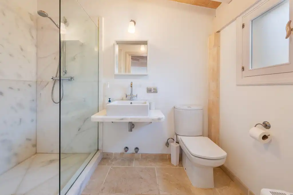 Badezimmer von Haus oder Chalet zum Verkauf in Pollença mit Klimaanlage, Heizung und Privatgarten