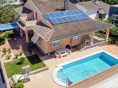 Vista exterior de Casa o xalet en venda en Torrent amb Aire condicionat, Terrassa i Piscina