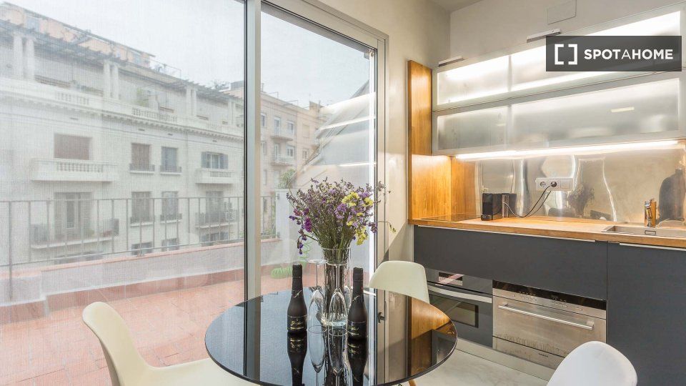 Cuina de Pis de lloguer en  Barcelona Capital amb Aire condicionat, Calefacció i Moblat