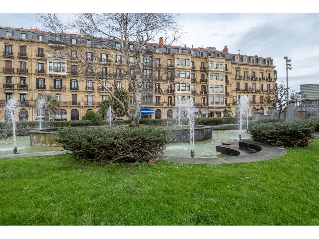 Vista exterior de Pis en venda en Donostia - San Sebastián  amb Calefacció i Balcó