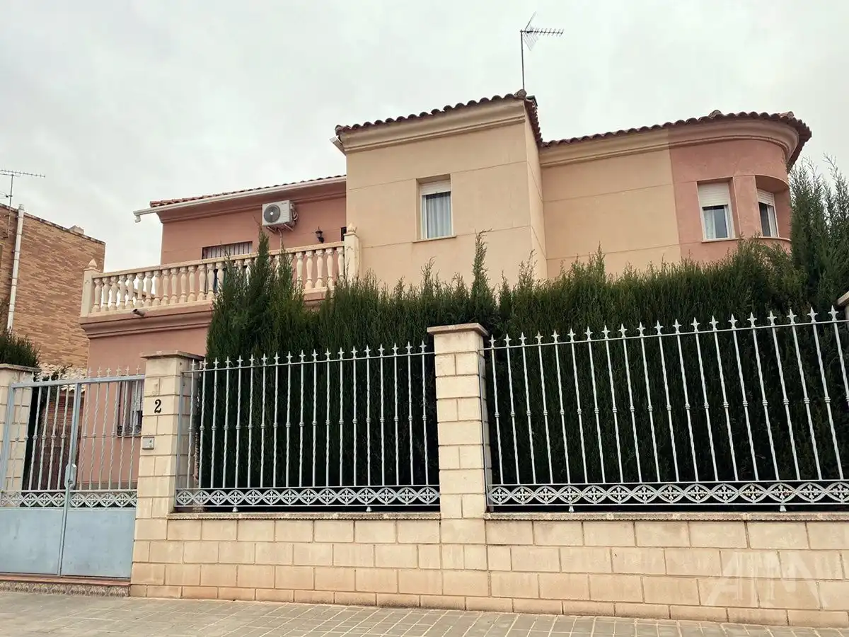 Vista exterior de Casa o xalet en venda en Manzanares amb Aire condicionat, Calefacció i Jardí privat