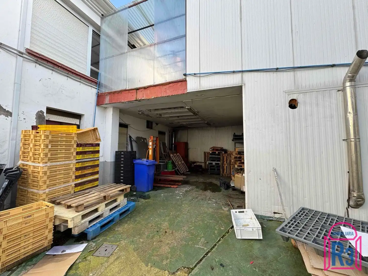Vista exterior de Nau industrial en venda en Sariegos amb Calefacció