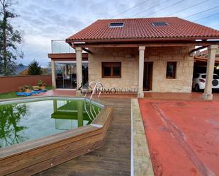 Piscina de Casa o xalet en venda en Pontevedra Capital  amb Jardí privat