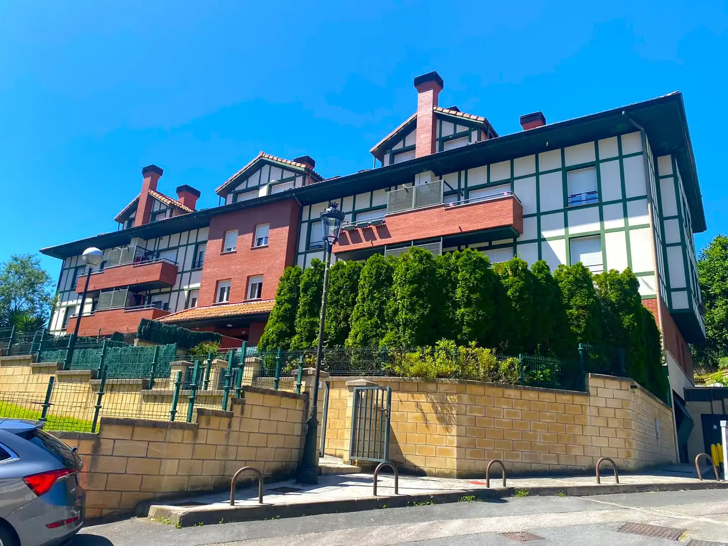 Vista exterior de Pis en venda en Castro-Urdiales amb Calefacció, Jardí privat i Parquet