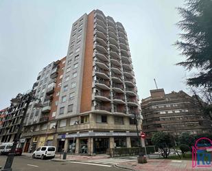 Vista exterior de Apartament de lloguer en León Capital  amb Calefacció i Terrassa