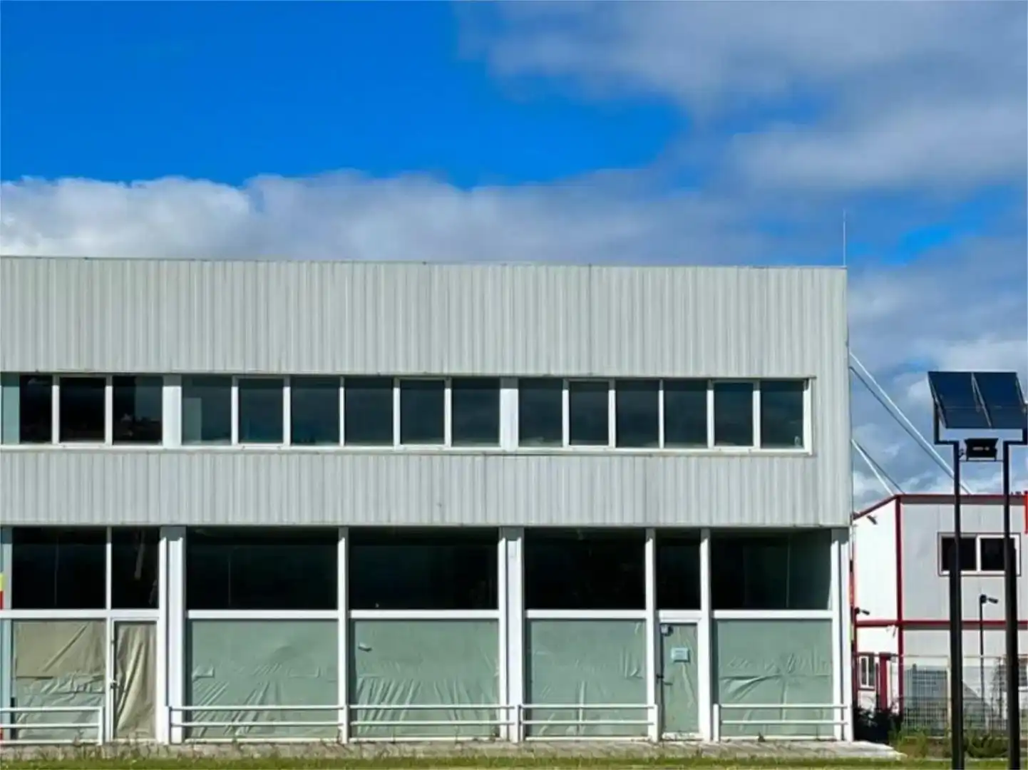 Außenansicht von Fabrikhallen zur Miete in Ponferrada