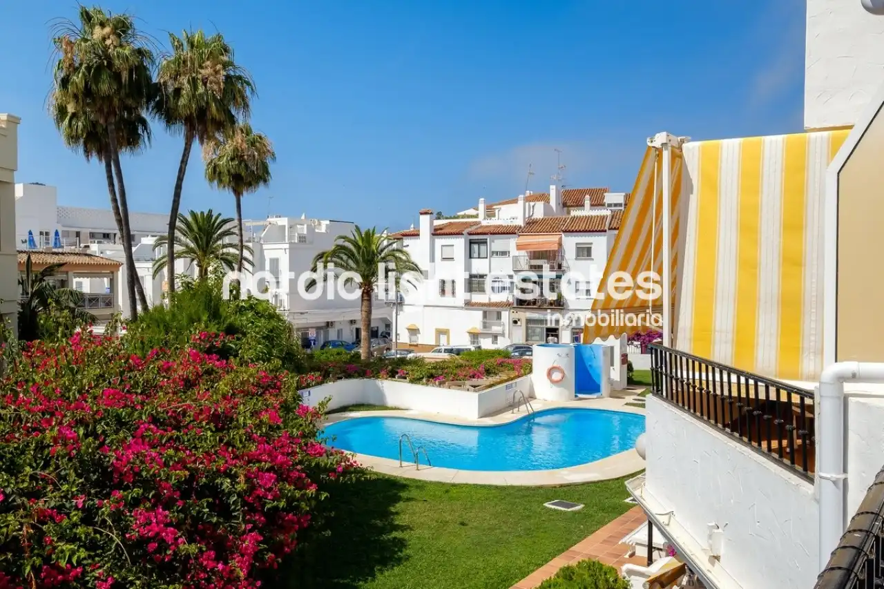 Außenansicht von Wohnung zum Verkauf in Nerja mit Terrasse, Schwimmbad und Möbliert