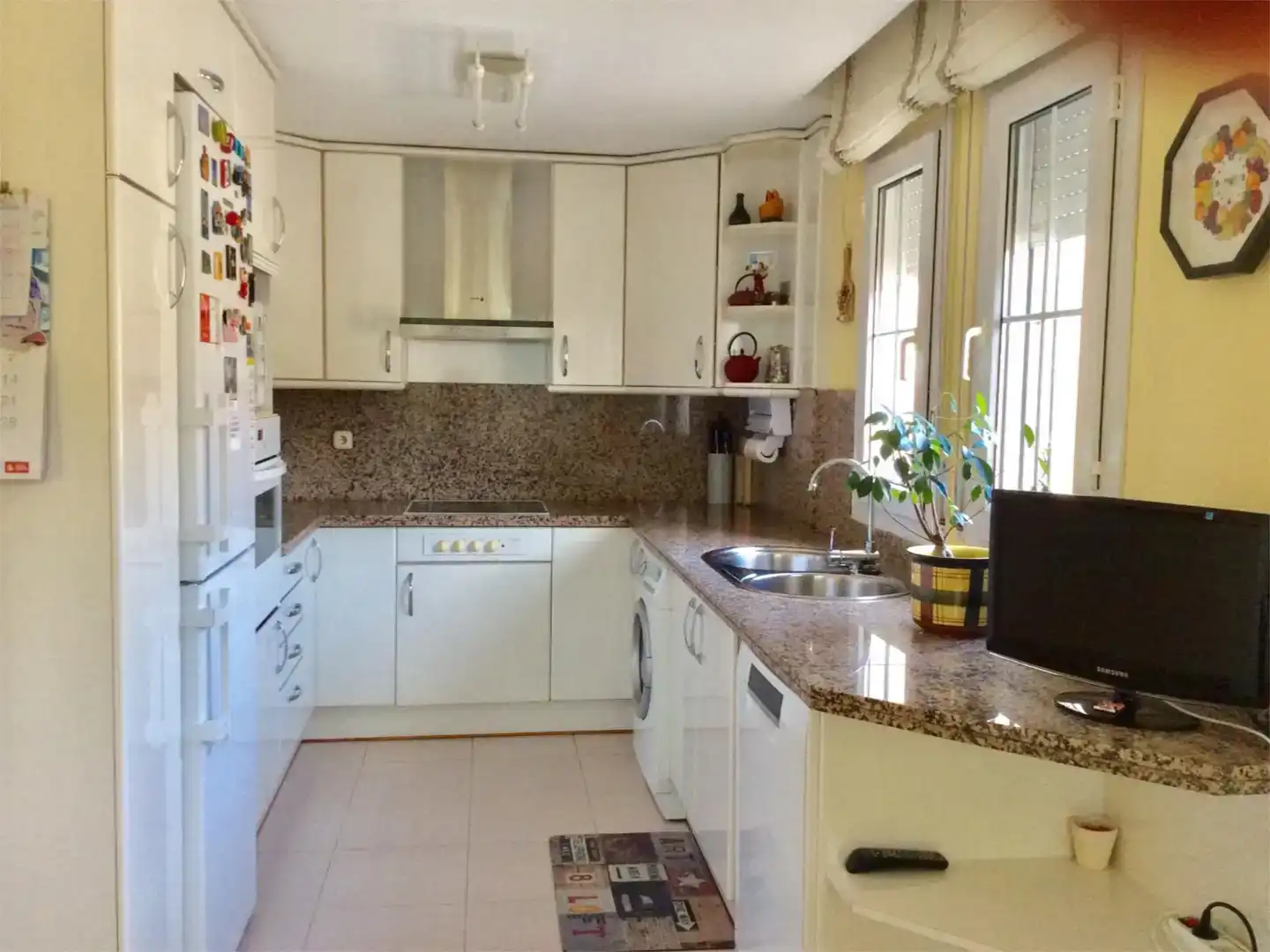 Cuina de Casa adosada en venda en Huesca amb Jardí privat, Parquet i Moblat