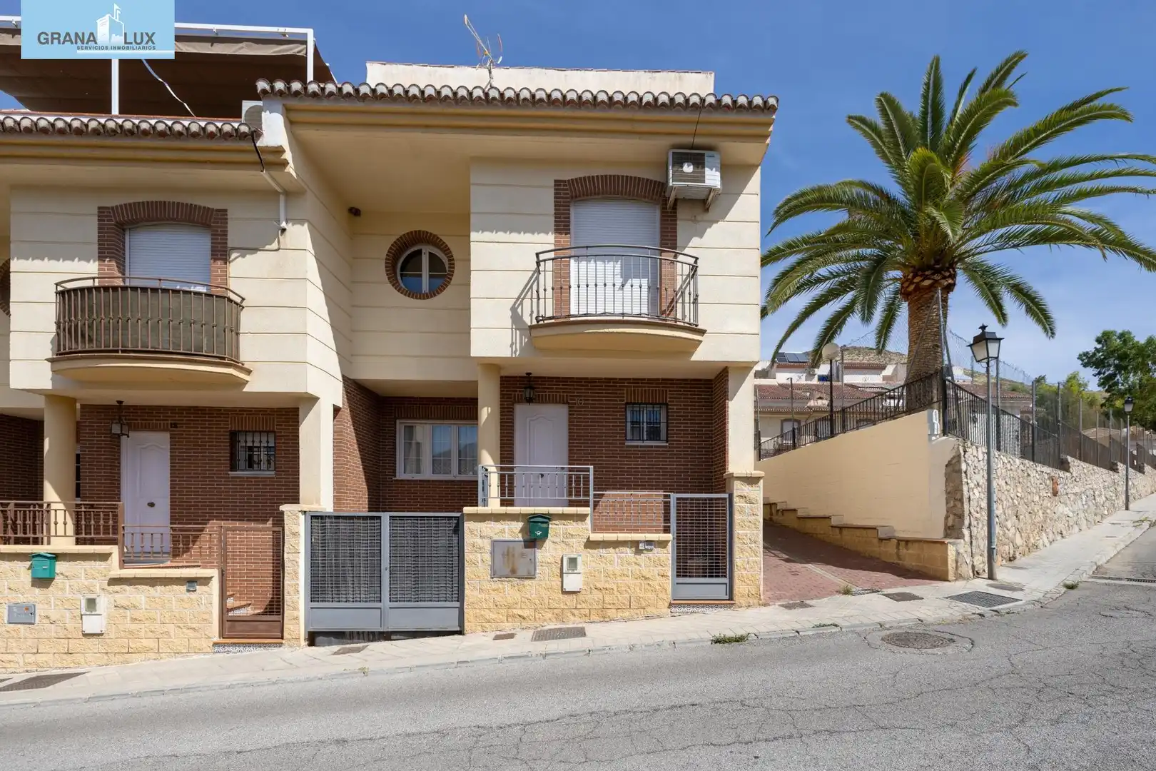 Vista exterior de Casa adosada en venda en Cenes de la Vega amb Aire condicionat, Calefacció i Terrassa
