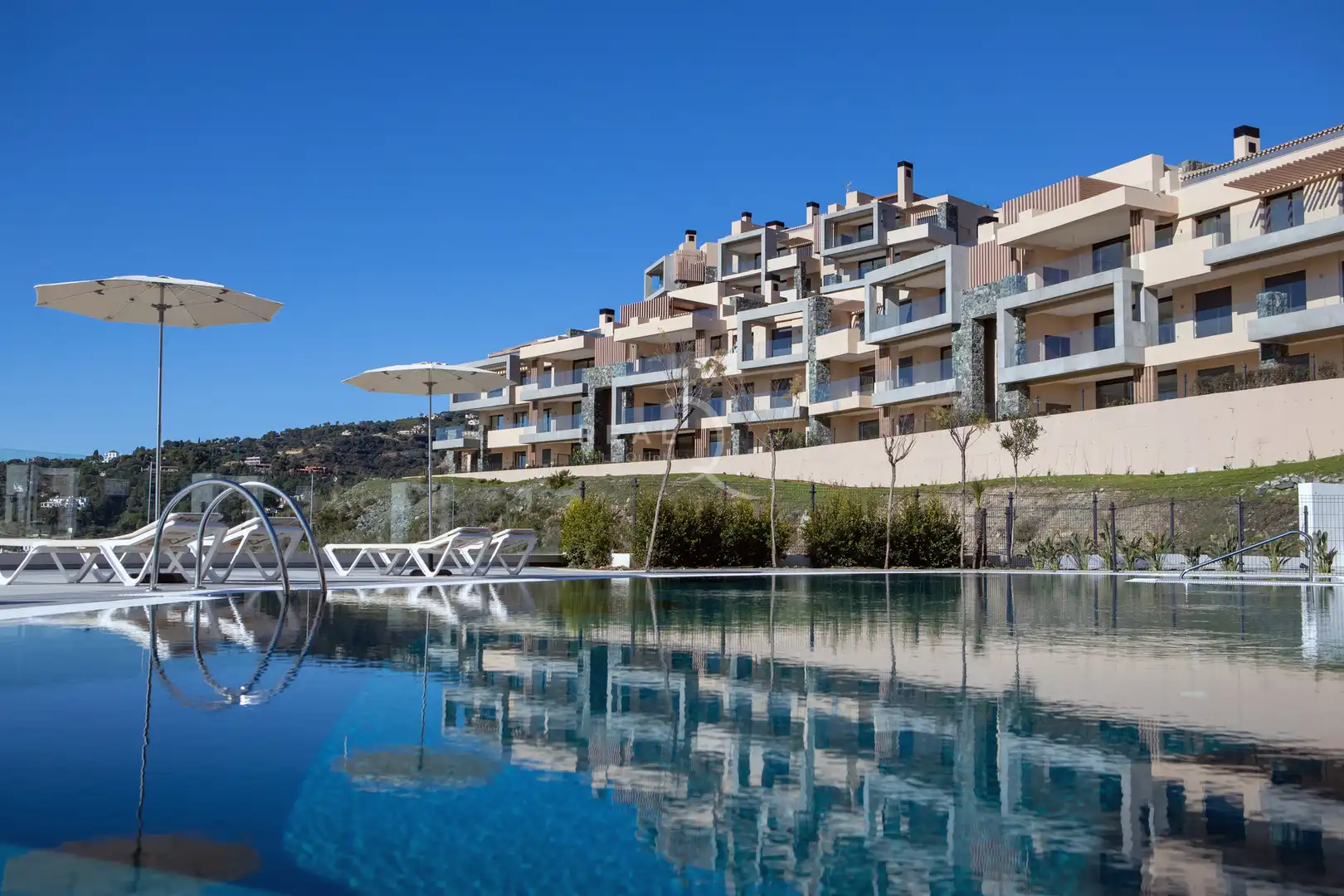 Piscina de Piso de alquiler en Benahavís con Aire acondicionado, Calefacción y Jardín privado