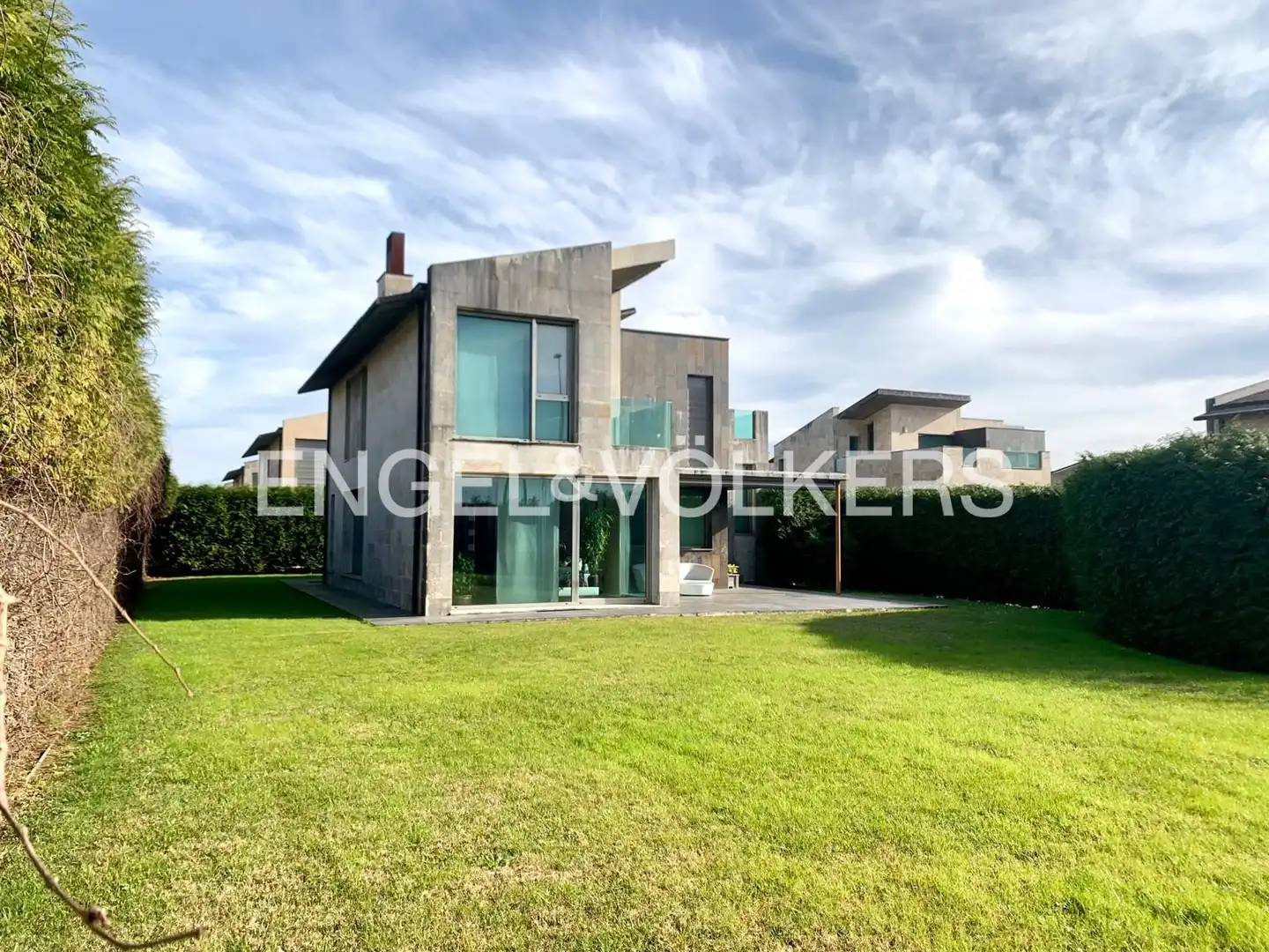 Vista exterior de Casa o xalet en venda en Santa Cruz de Bezana amb Calefacció, Jardí privat i Parquet
