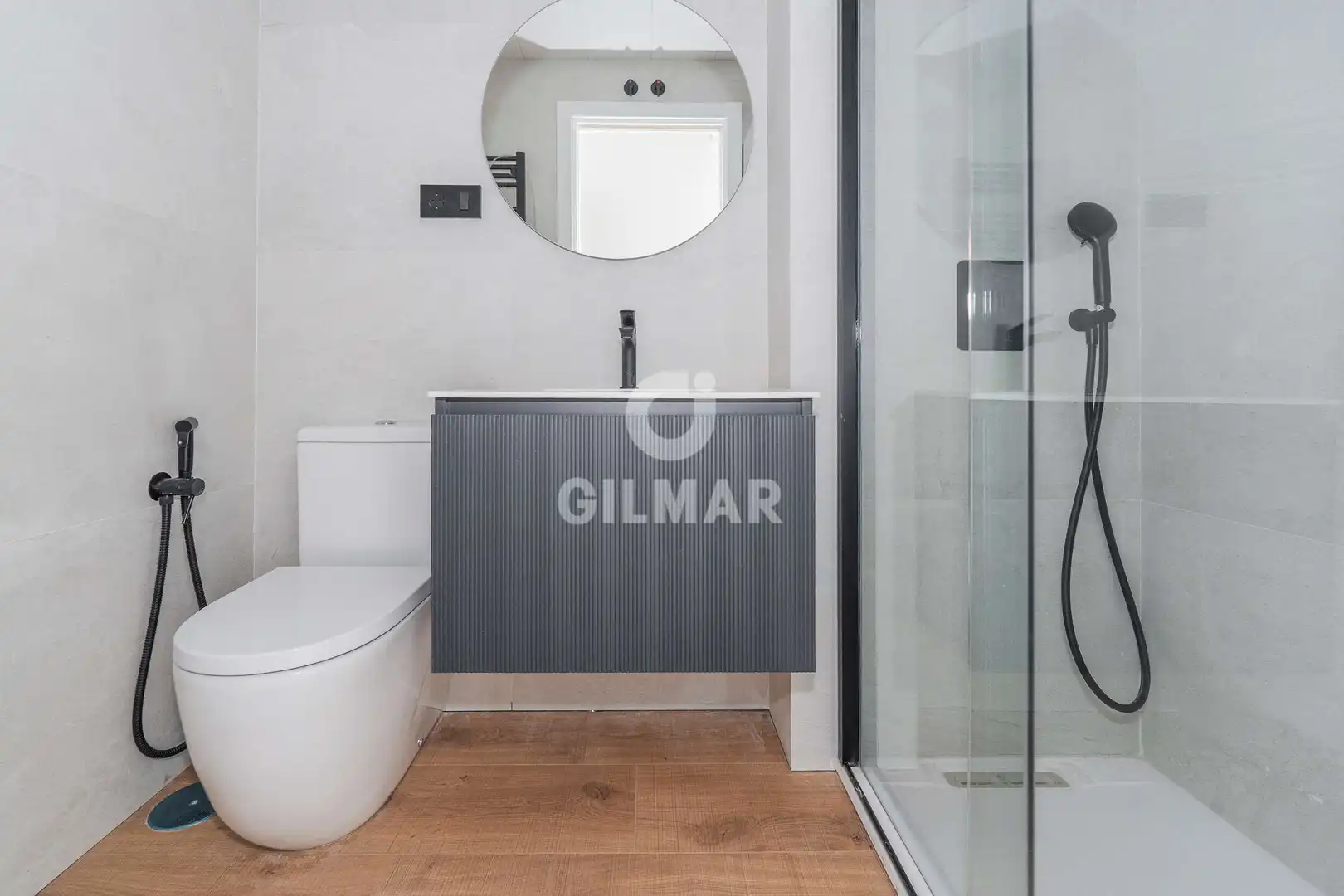Baño de Ático en venta en Madrid con Calefacción, Trastero y Balcón