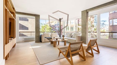 Increíble piso en esquina, con amplios ventanales y reforma de lujo