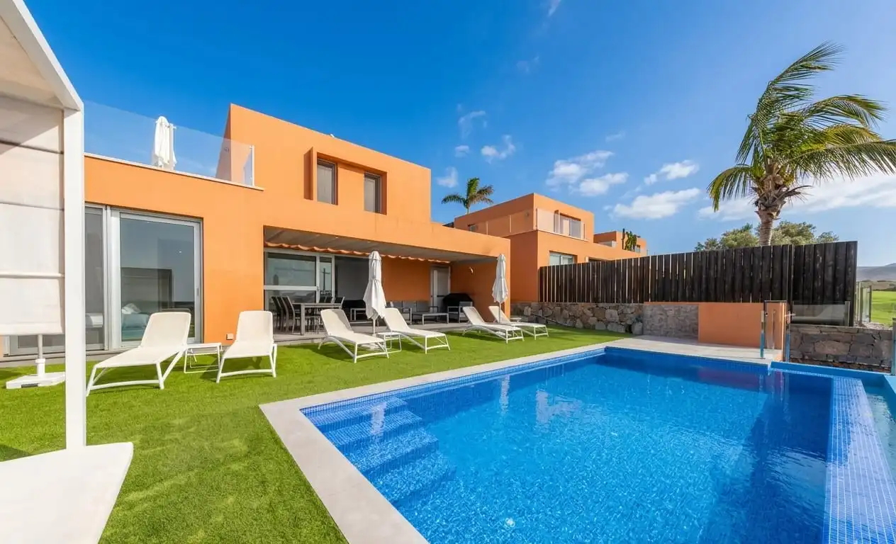 Vista exterior de Casa o xalet en venda en San Bartolomé de Tirajana amb Aire condicionat, Jardí privat i Terrassa