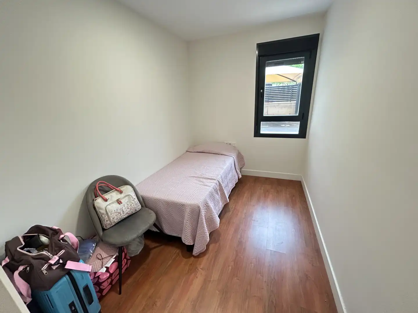 Habitación de Planta baja en venta en Almería con Aire acondicionado, Calefacción y Jardín privado