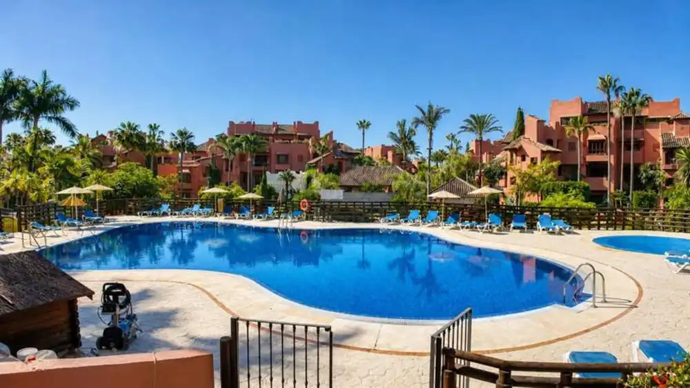 Vista exterior de Apartament de lloguer en Estepona amb Aire condicionat, Terrassa i Traster