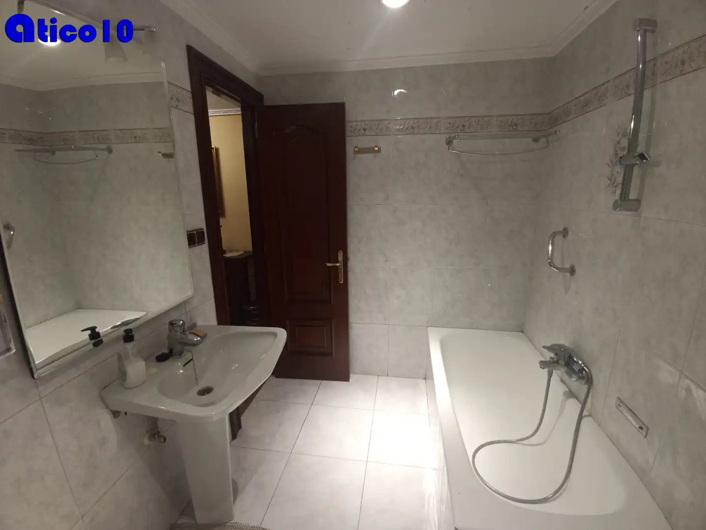 Baño de Piso en venta en Oviedo  con Calefacción, Parquet y Terraza