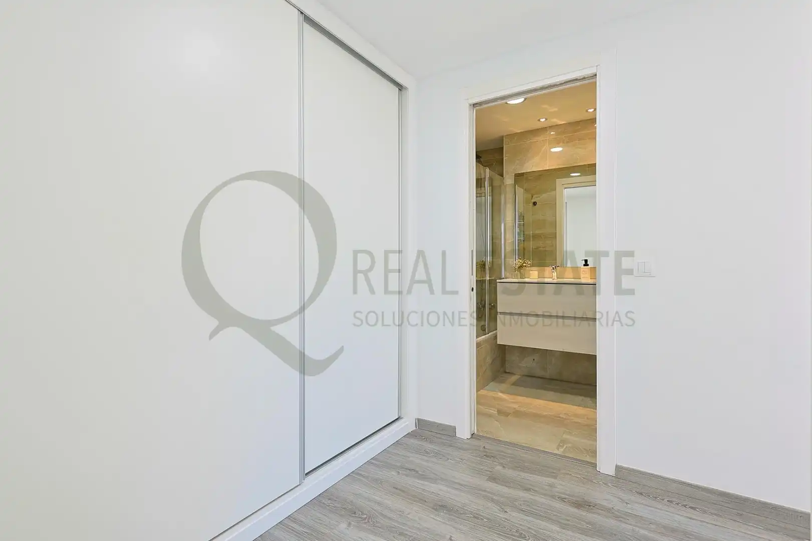 Habitación de Piso en venta en Alicante / Alacant con Jardín privado, Terraza y Trastero