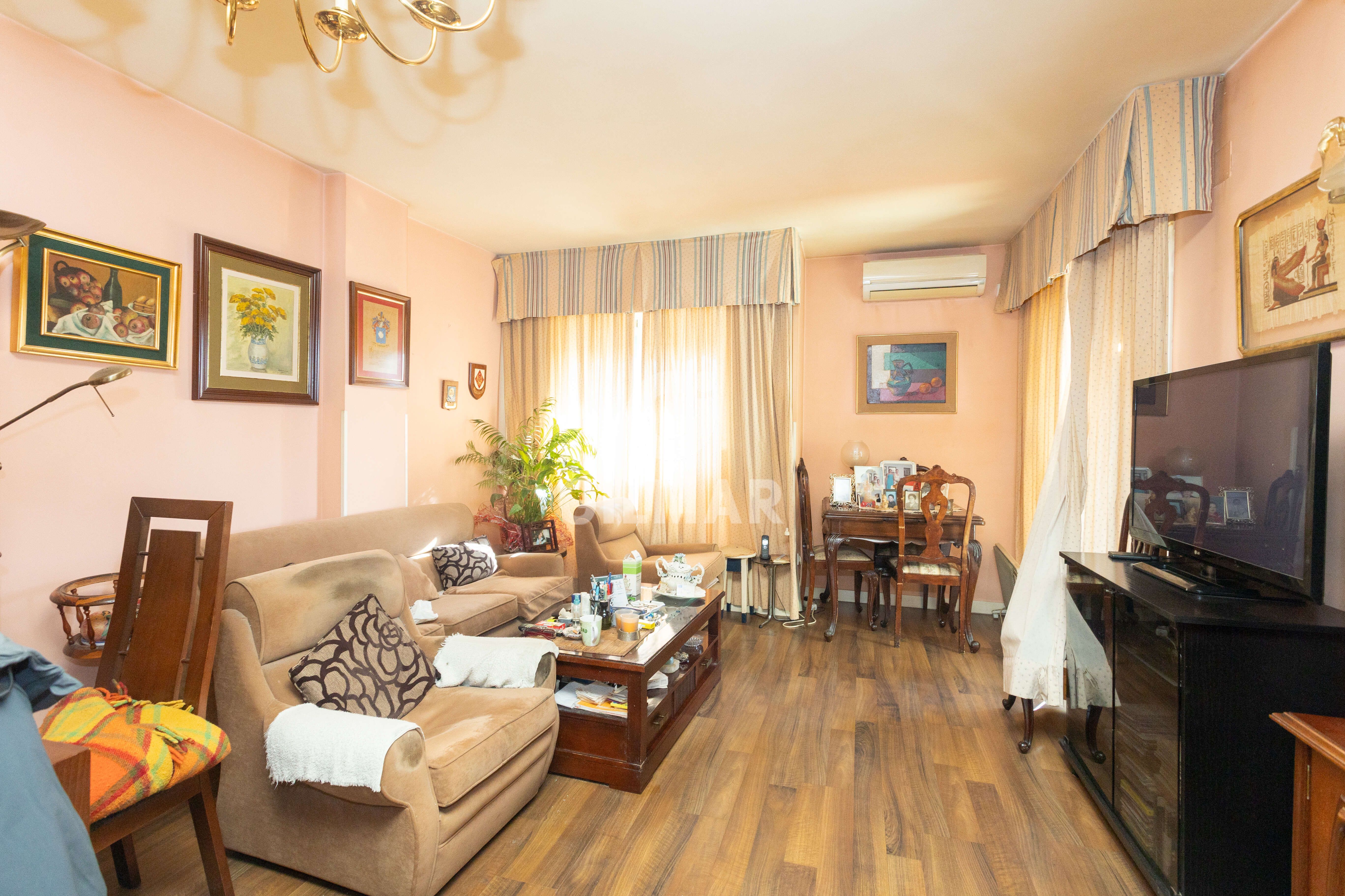 Sala d'estar de Pis en venda en  Madrid Capital amb Calefacció i Balcó