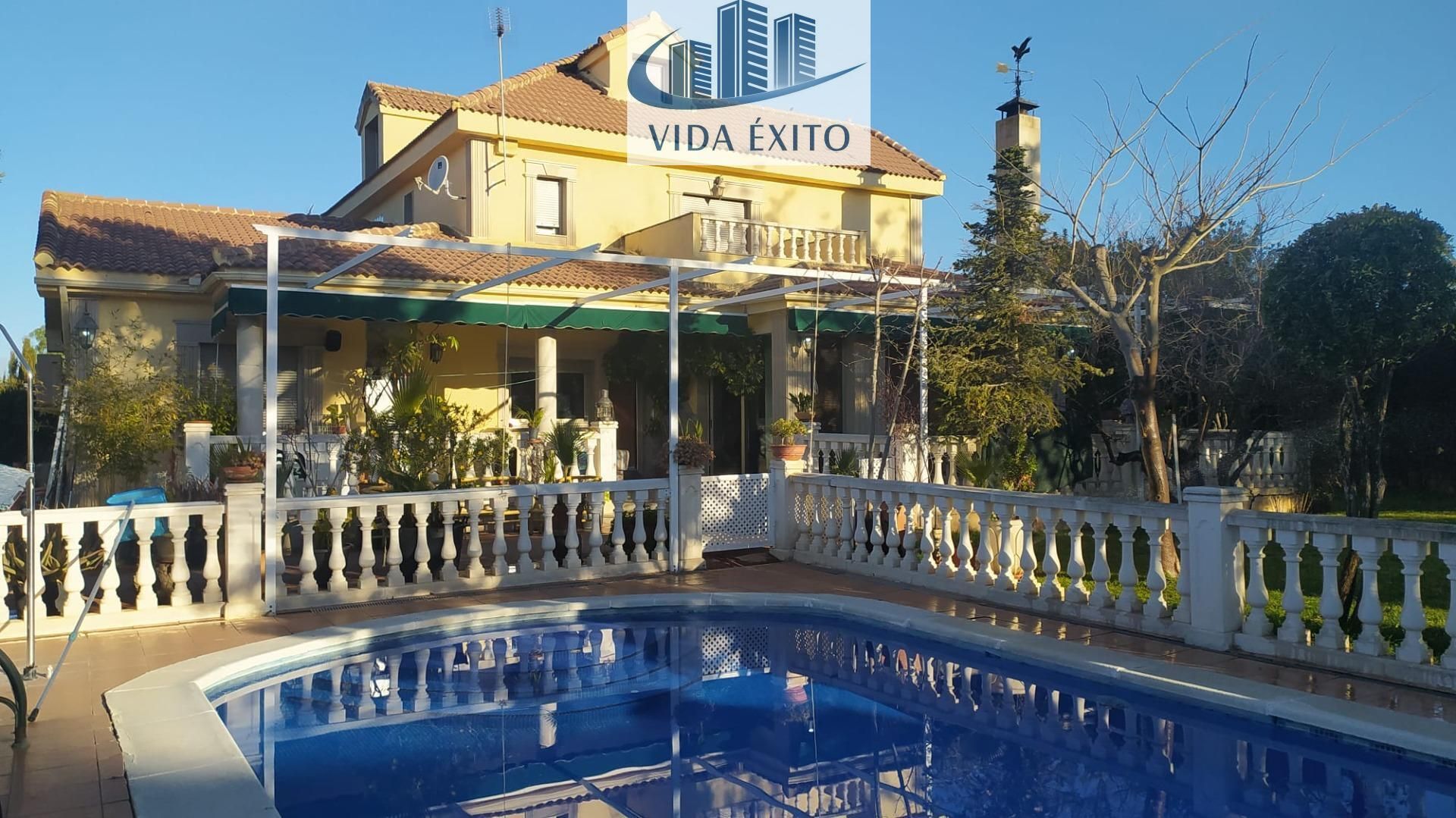 Vista exterior de Casa o xalet en venda en Linares amb Aire condicionat, Calefacció i Jardí privat