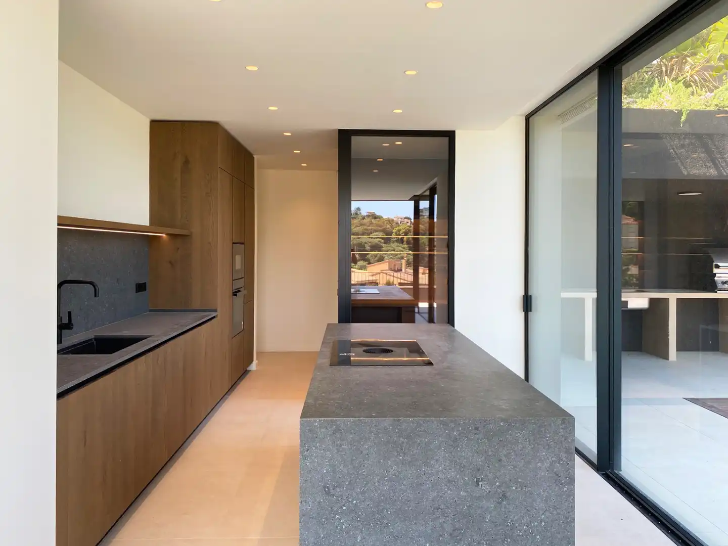 Cuina de Casa o xalet en venda en Girona amb Aire condicionat, Calefacció i Jardí privat