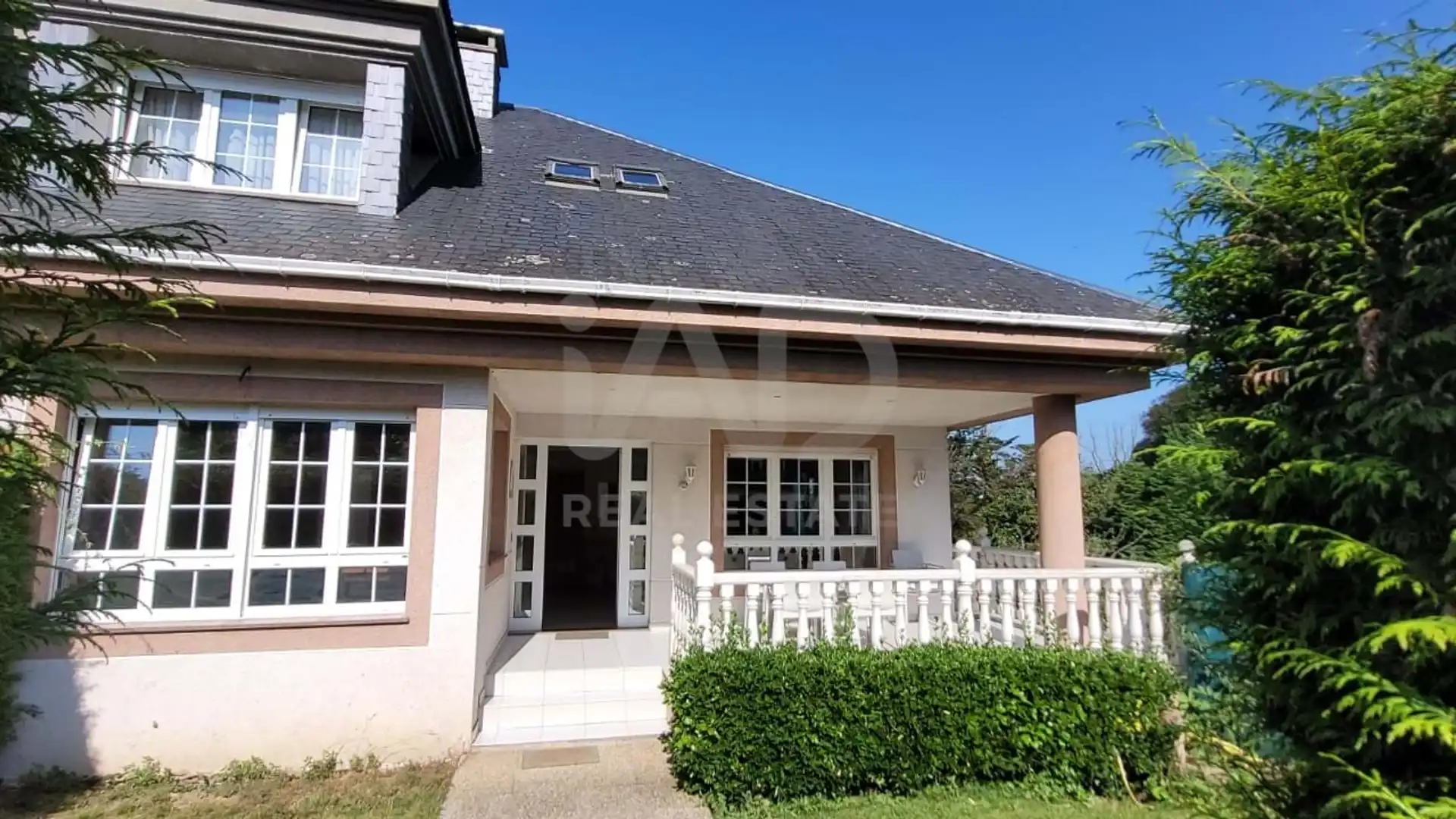 Vista exterior de Casa o xalet en venda en El Franco  amb Terrassa