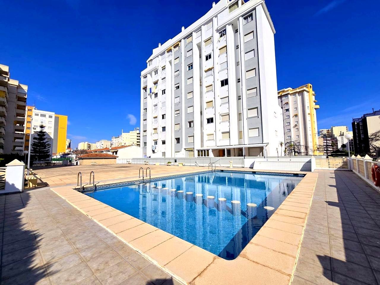 Piscina de Apartament de lloguer en Gandia amb Aire condicionat, Terrassa i Moblat