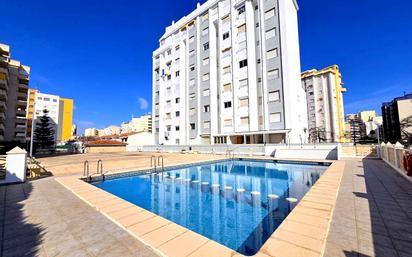 Piscina de Apartament de lloguer en Gandia amb Aire condicionat, Terrassa i Moblat