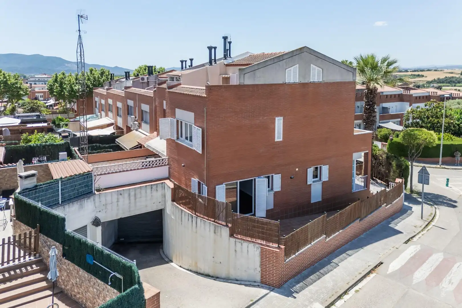 Vista exterior de Casa adosada en venda en Parets del Vallès amb Calefacció i Terrassa