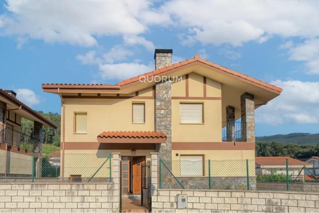 Vista exterior de Casa o xalet en venda en Castro-Urdiales amb Calefacció, Jardí privat i Terrassa