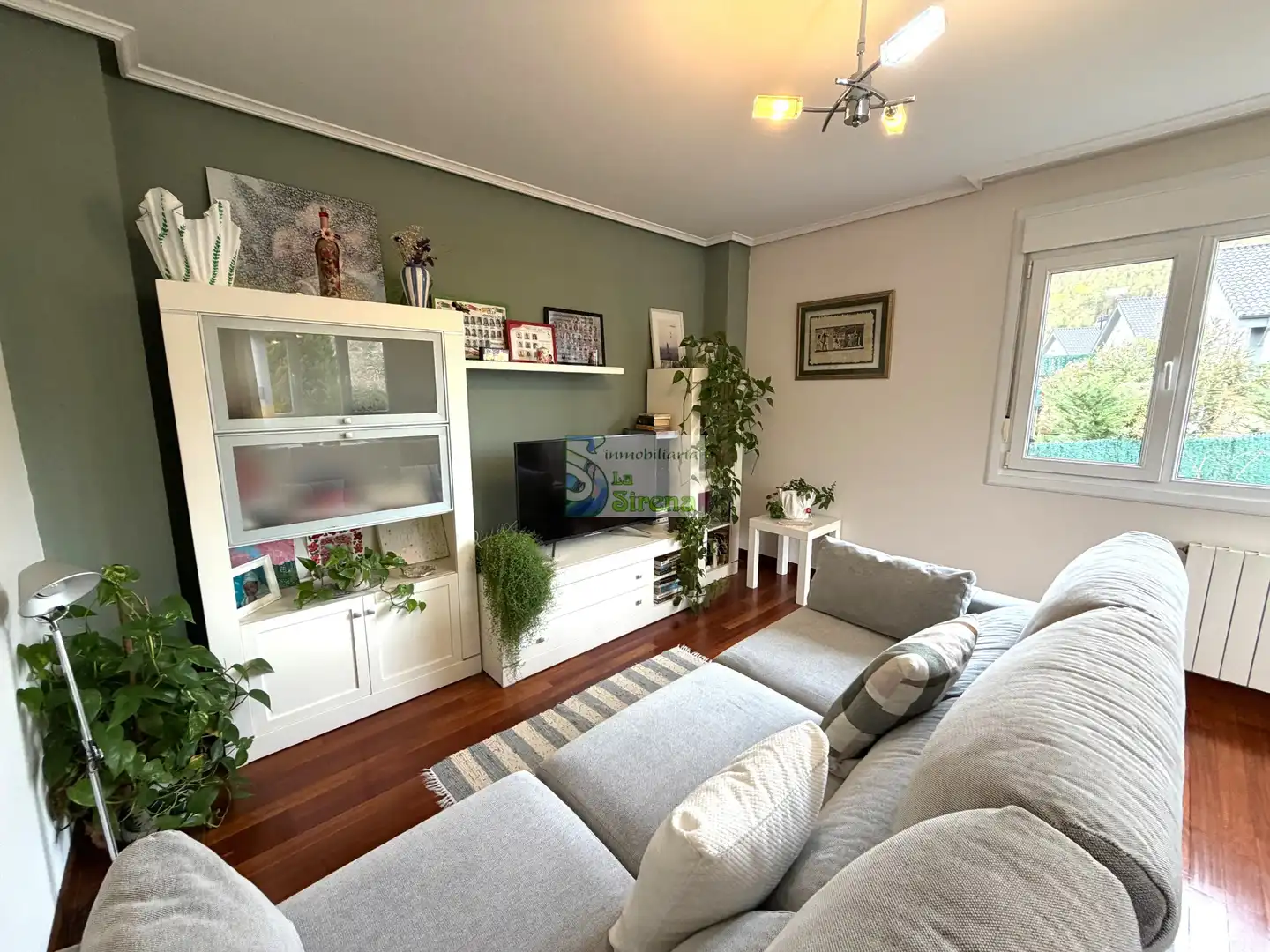 Sala d'estar de Casa o xalet en venda en Castro-Urdiales amb Calefacció, Jardí privat i Terrassa