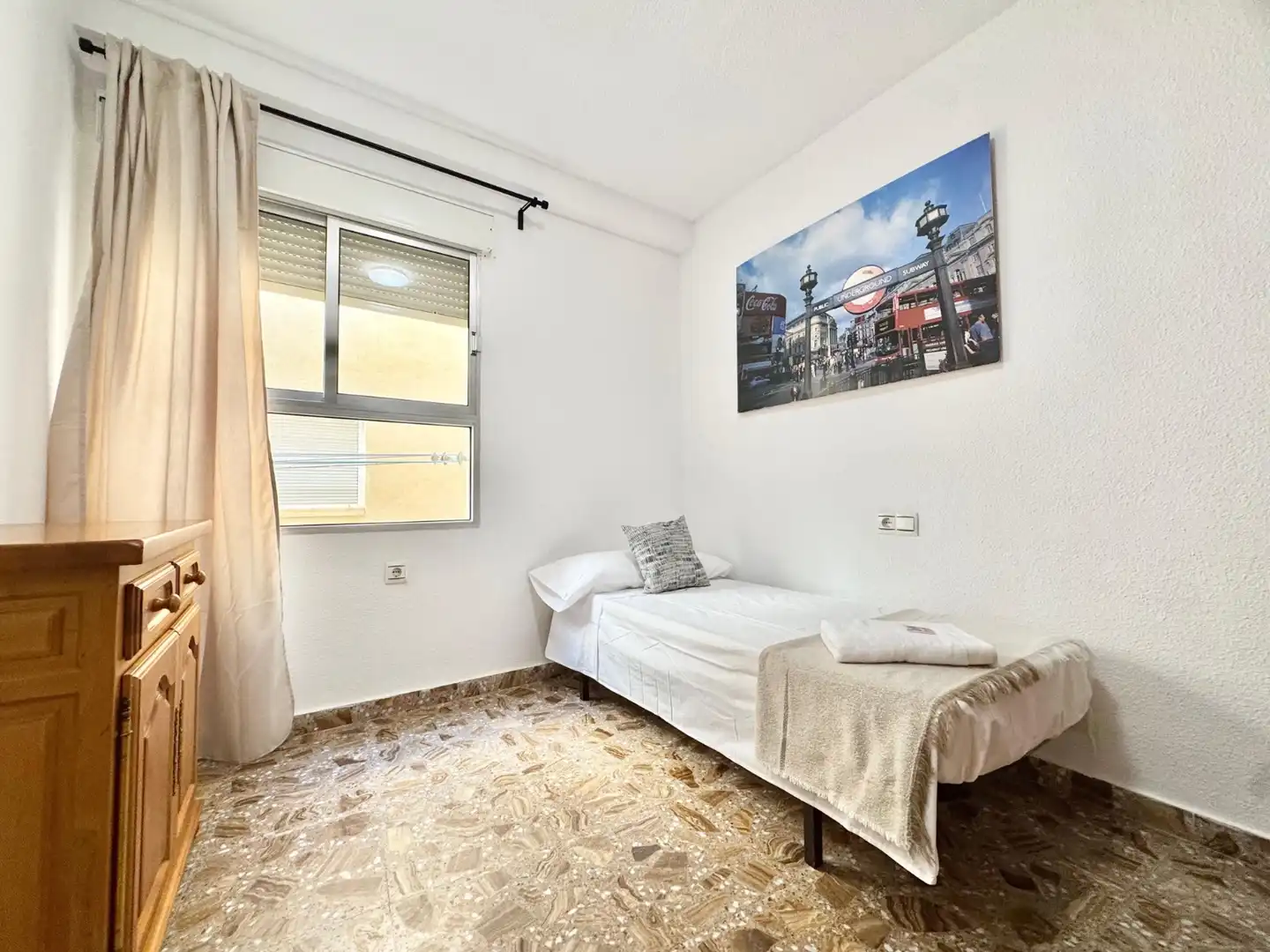 Dormitori de Apartament de lloguer en Torrevieja amb Aire condicionat, Moblat i Rentadora