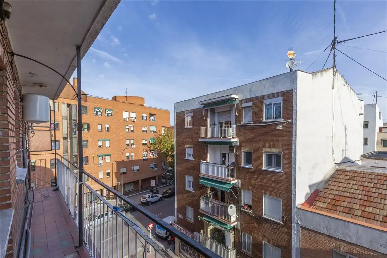 Vista exterior de Pis en venda en Madrid amb Aire condicionat i Terrassa