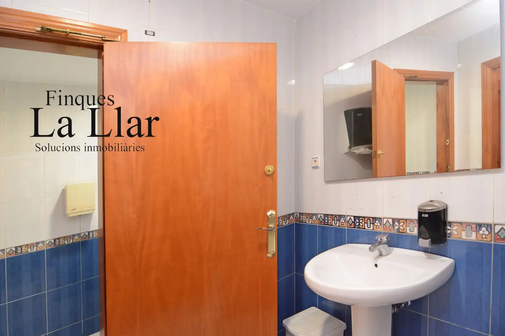 Commercial properties for sale in d'Ernest Lluch, Torrent Ballester