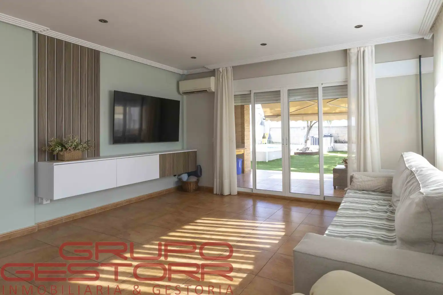 Sala d'estar de Casa o xalet en venda en Torrent amb Jardí privat, Terrassa i Traster