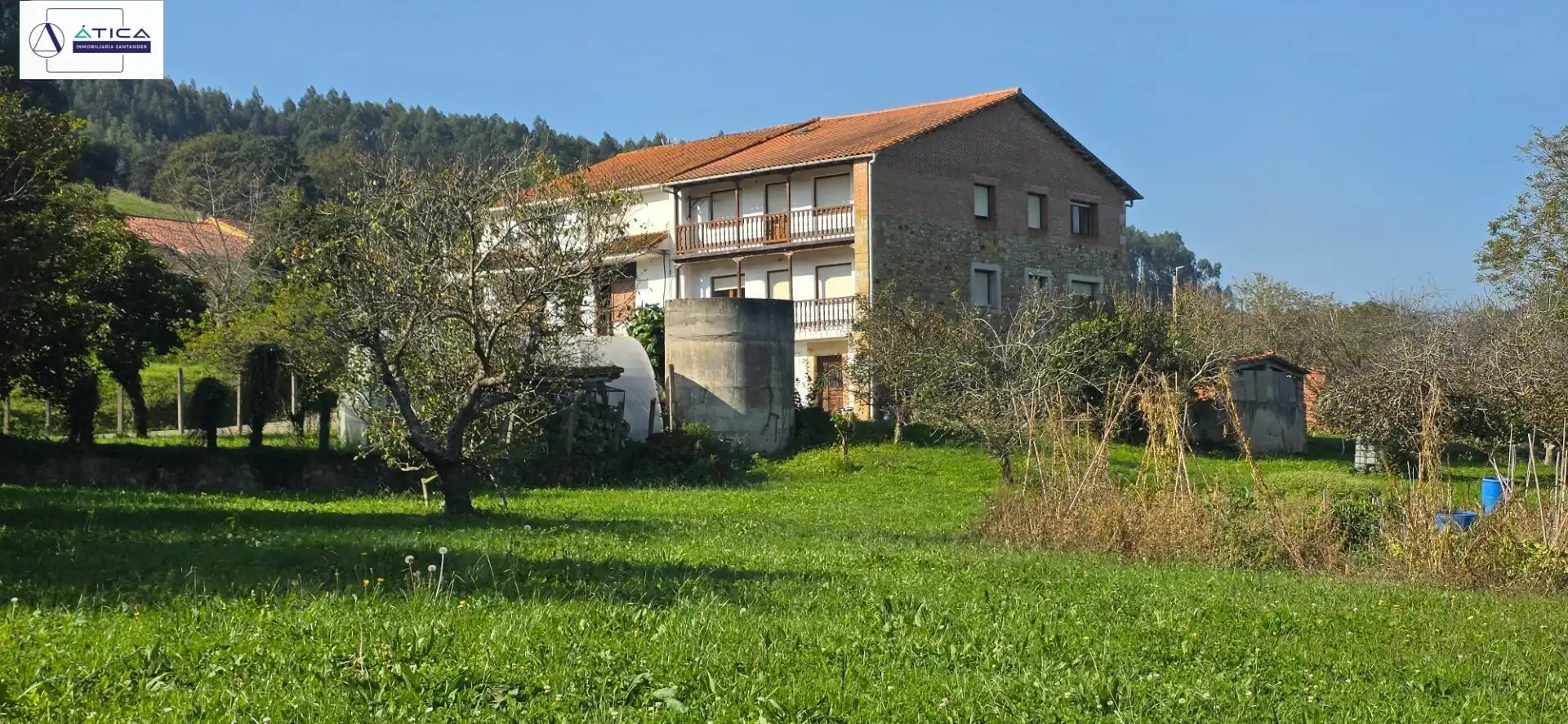 Vista exterior de Finca rústica en venda en Bárcena de Cicero amb Jardí privat i Moblat
