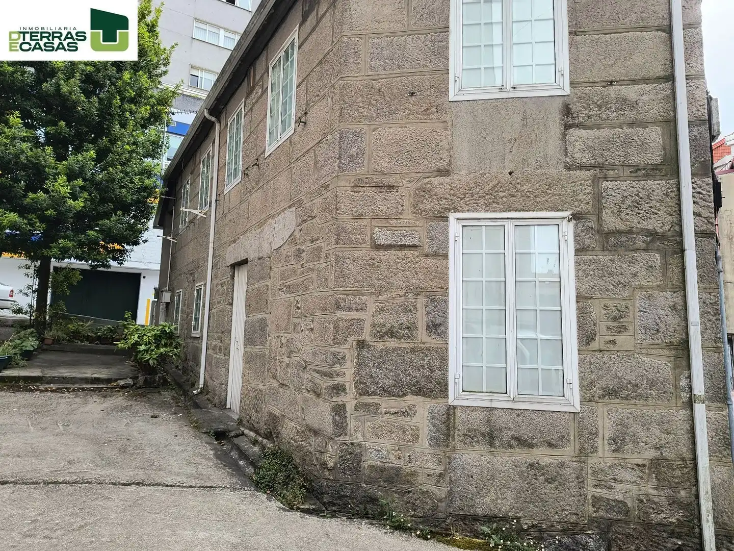 Vista exterior de Casa o xalet en venda en Pontevedra Capital  amb Terrassa, Traster i Moblat