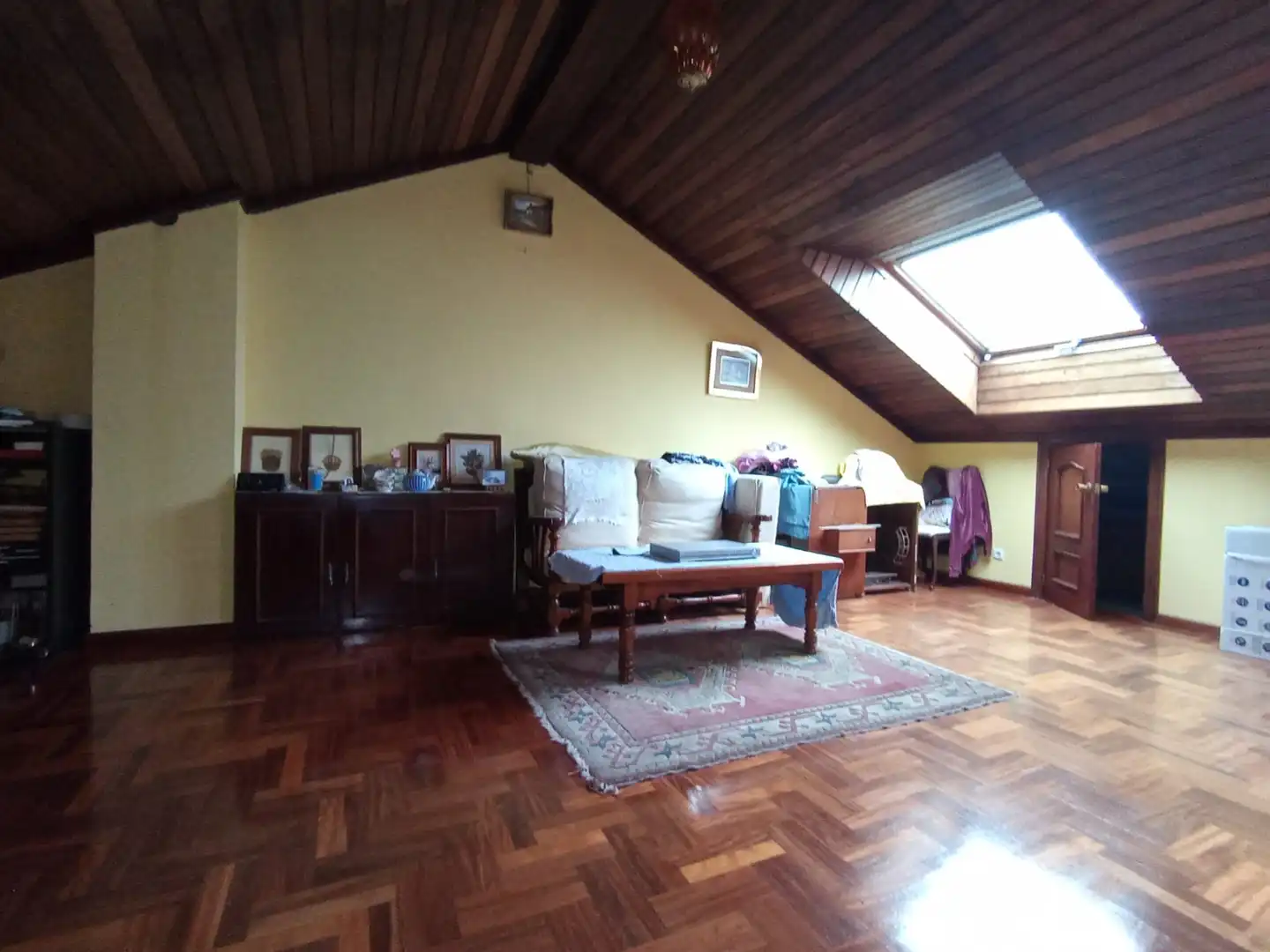 Sala d'estar de Casa adosada en venda en Gijón  amb Calefacció, Jardí privat i Terrassa