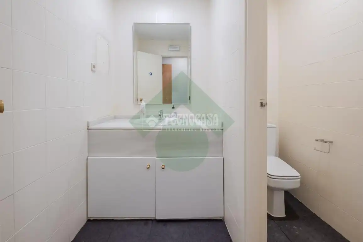 Badezimmer von Büro zur Miete in Madrid mit Klimaanlage und Heizung