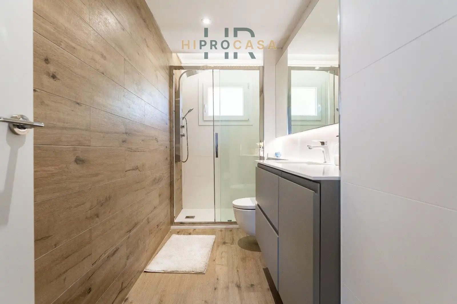 Baño de Piso en venta en Población de Arroyo con Terraza y Amueblado