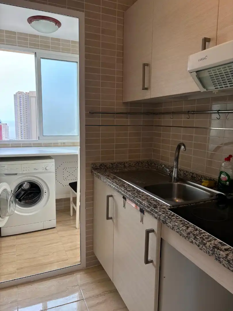Cuina de Apartament de lloguer en Benidorm amb Aire condicionat, Calefacció i Terrassa