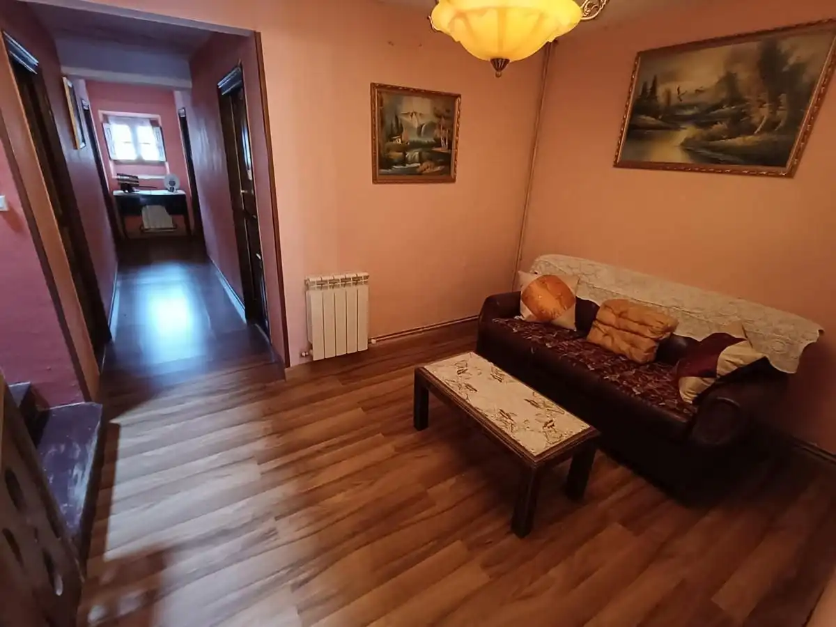 Wohnzimmer von Einfamilien-Reihenhaus zum Verkauf in Peñamellera Alta mit Heizung, Privatgarten und Terrasse