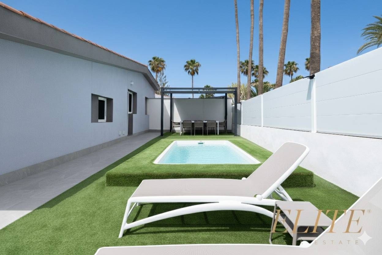 Swimming pool of Single-family semi-detached for sale in San Bartolomé de Tirajana  with Air Conditioner, Private garden and Parquet flooring