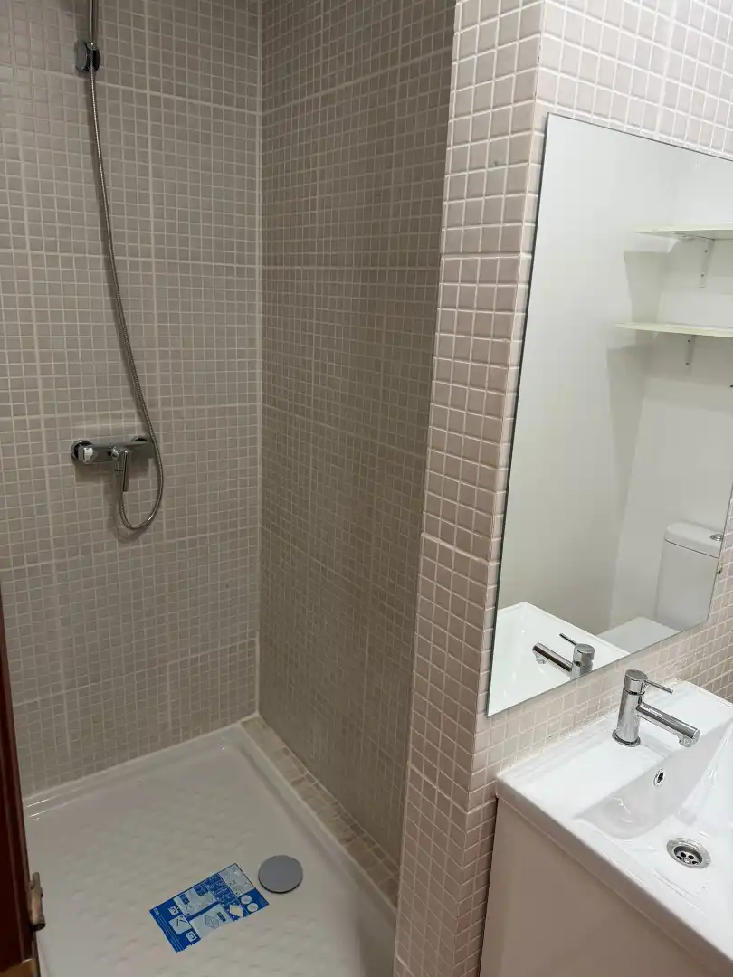 Badezimmer von Wohnung zur Miete in Valencia mit Möbliert, Ofen und Waschmaschine