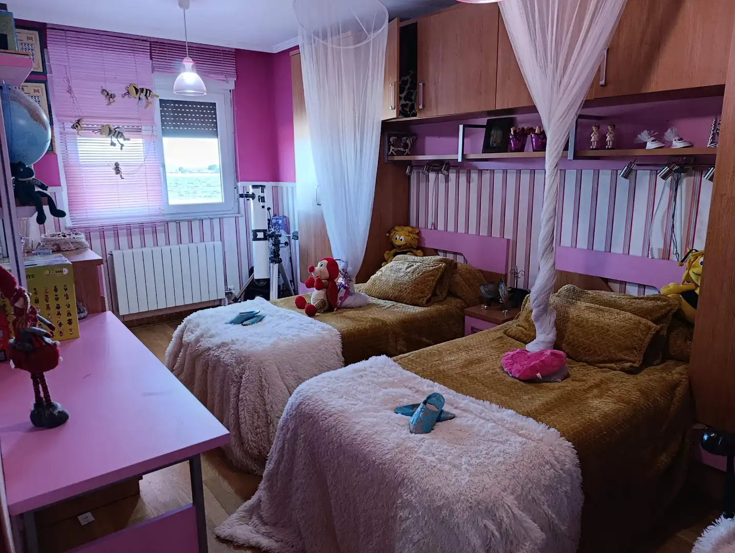Habitación de Casa adosada en venta en Valverde de la Virgen con Jardín privado, Terraza y Balcón