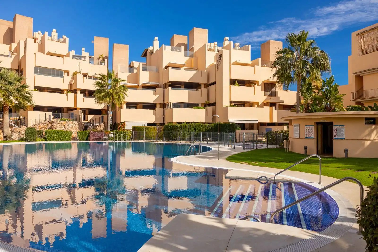 Piscina de Apartamento en venta en Estepona con Aire acondicionado, Terraza y Amueblado