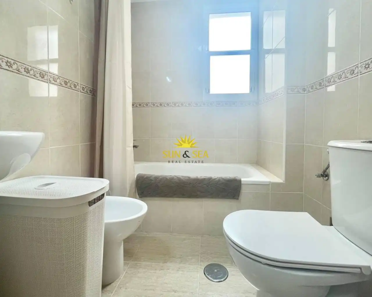Badezimmer von Wohnung zur Miete in Torrevieja mit Klimaanlage, Heizung und Möbliert