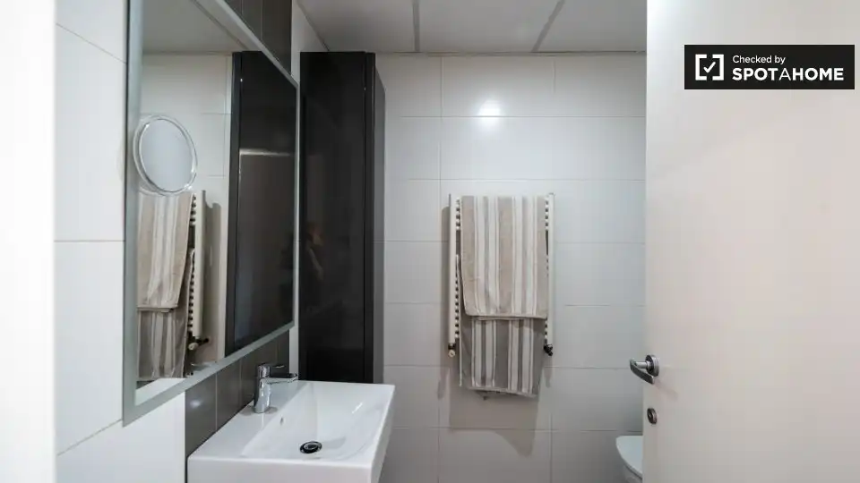 Bathroom of Flat for rent in Valencia  with Air Conditioner, Heating and Furnished